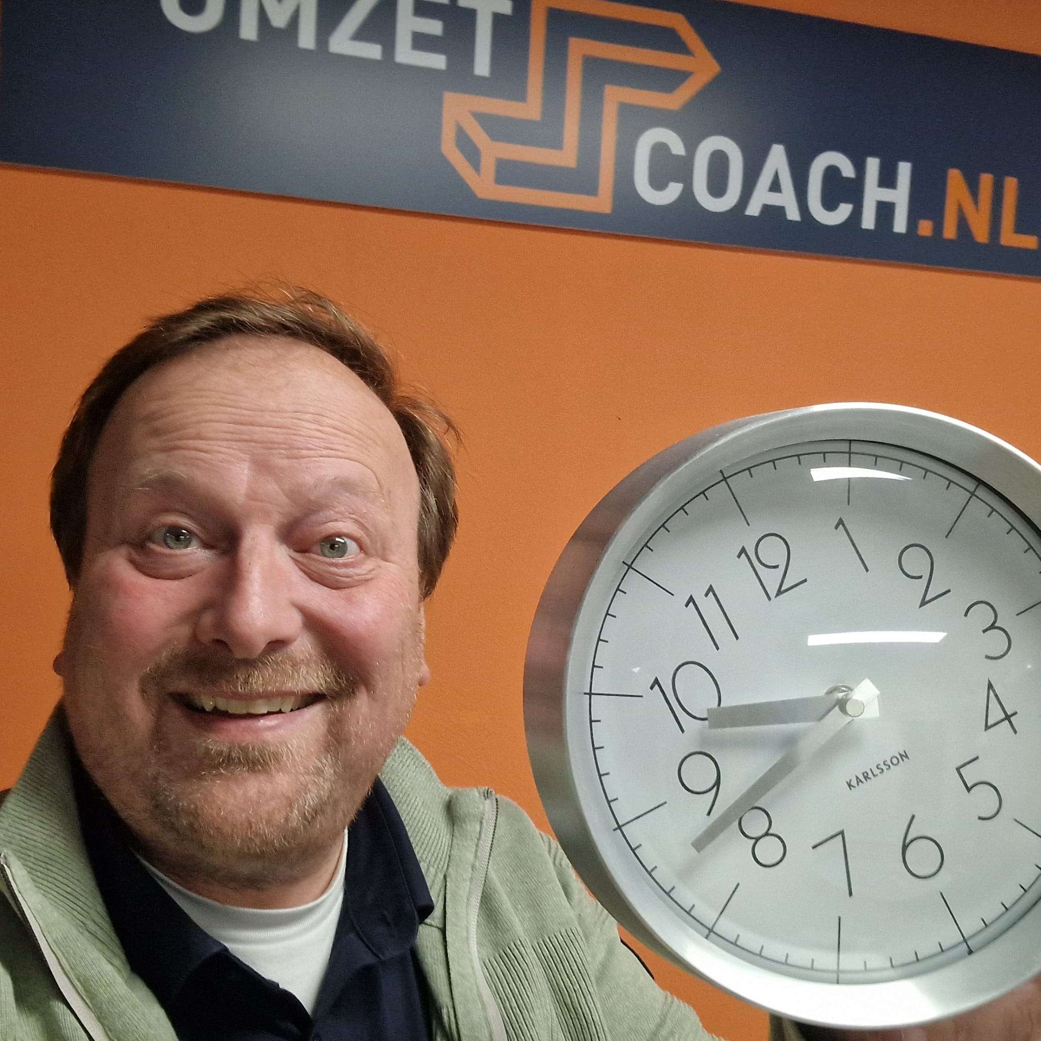Waarover moet ik schrijven op LinkedIn? Afbeelding van Franck Fielemon met klok en banner met logo Omzetcoach.nl